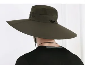 Dettaglio cappello da sole outdoor con tesa larga e rete traspirante verde militare