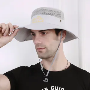 Détail du chapeau de soleil gris avec maille respirante et mentonnière réglable