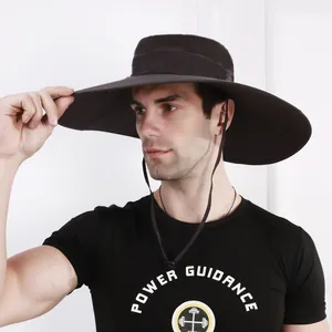 Dettaglio del cappello da sole a tesa larga con mesh traspirante e cordino antivento regolabile