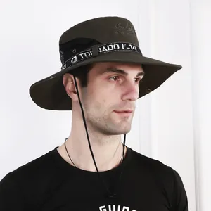 Détail d'un chapeau de soleil extérieur vert foncé avec maille et mentonnière