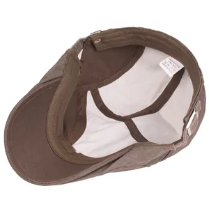 Berretto piatto vintage marrone scuro da uomo con fibbia in metallo e fodera in cotone