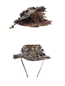 Dettaglio del cappello camouflage con design a foglie 3D e cordino sottogola regolabile