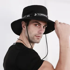 Détail du chapeau de pêche noir avec maille respirante et cordon coupe-vent réglable
