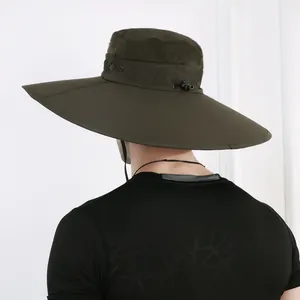 Dettaglio del cappello da sole oliva con rete traspirante e cinturino regolabile per mento