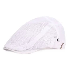 Détail de la texture en maille blanche et boucle de réglage en métal sur le béret d'été