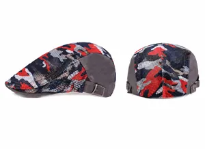Detail der Camouflage-Netzkappe mit verstellbarer Metallschnalle und atmungsaktivem Netz