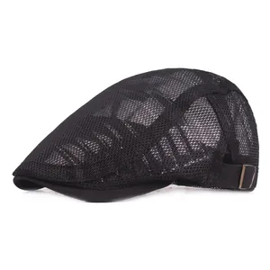 Détail d'une casquette plate en maille noire avec tissu respirant et boucle réglable