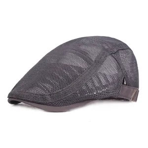 Détail du tissu en maille gris foncé et des coutures d'un béret respirant pour l'été