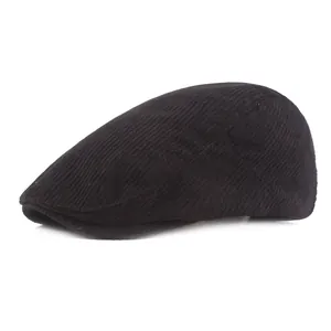 Detail van zwarte corduroy baret met geribbelde textuur en een klassieke platte pet klep