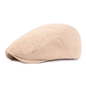 Beige corduroy platte pet voor heren met minimalistisch design en verticale strepen