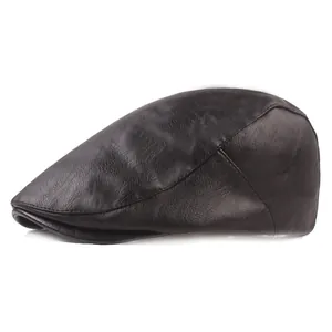 Vue latérale d'un béret en cuir PU noir montrant la texture et les coutures précises
