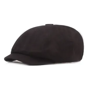 Détail de la calotte structurée et de la texture du tissu d'une casquette gavroche noire