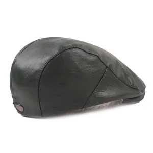 Béret en cuir vert foncé avec texture grainée et bouton métallique sur fond blanc