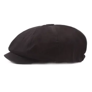 Vue détaillée d'une casquette gavroche noire en coton avec structure classique à huit panneaux
