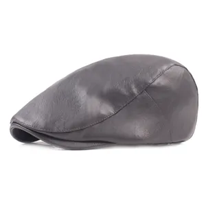 Vue détaillée du béret en cuir PU marron foncé avec des coutures et une texture de qualité