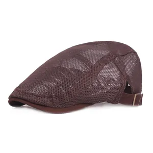 Casquette plate marron foncé en maille respirante pour hommes avec boucle en métal réglable