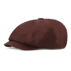 Vue latérale de casquette gavroche marron foncé montrant texture sergé et coutures