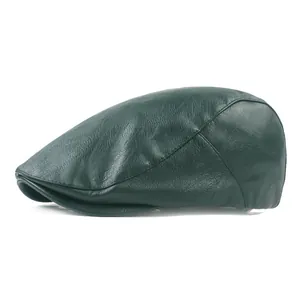 Détail de la casquette plate vert foncé en similicuir avec texture grainée de qualité