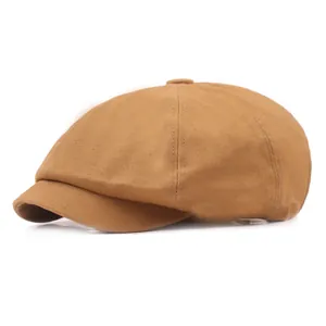 Détail de la casquette gavroche kaki montrant le tissu en sergé et le bouton