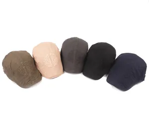 Dettaglio di cinque berretti in cotone in oliva, beige, marrone, nero e blu navy ricamati