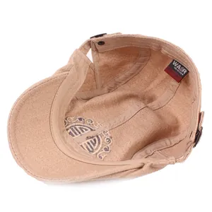 Vista interna del berretto beige con cuciture, fascia tergisudore e fibbia in metallo