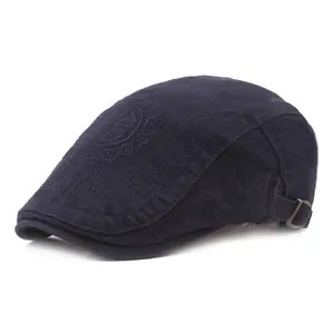 Dettaglio del berretto in cotone blu navy con ricamo e fibbia in metallo regolabile