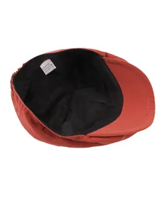 Détail de la doublure noire et de l'étiquette d'entretien de la casquette rouge