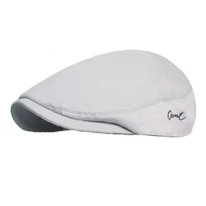 Vue détaillée du béret gris clair avec broderie noire et coutures de précision