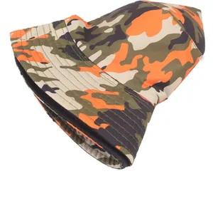 Détail d'un chapeau de soleil camouflage orange et vert avec coutures renforcées et toile