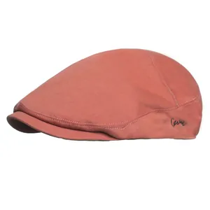 Détail d'une casquette rose avec coutures blanches et broderie logo cursive élégante