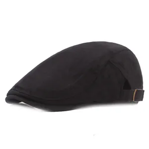 Béret classique noir en coton pour homme avec boucle en métal réglable sur fond blanc