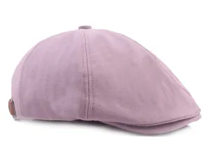 Detalle de gorra lavanda con tejido de espiga y hebilla de ajuste lateral de calidad