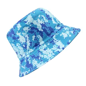 Vue détaillée de dessus d'un chapeau bob avec motif camouflage pixel bleu moderne
