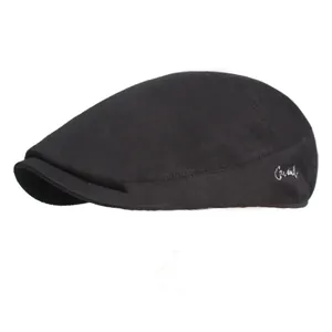 Détail d'une casquette plate noire avec broderie blanche Casual sur le côté latéral