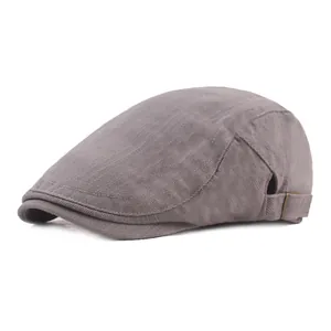 Détail de la boucle en métal réglable et de la texture sergée du béret gris