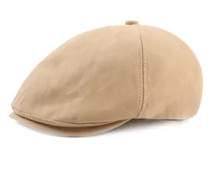 Detalle macro de la textura de espiga beige y las costuras de la gorra plana