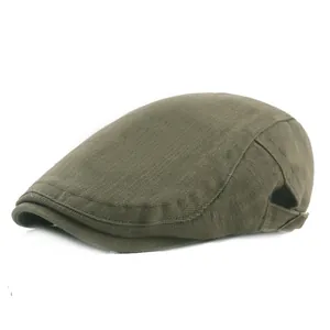Détail du béret en coton vert militaire avec boucle métallique de réglage latérale