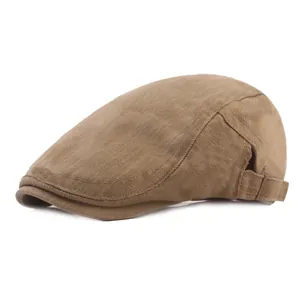 Détail d'une casquette plate marron en coton avec sangles de réglage latérales