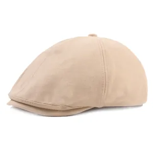 Detalle de la gorra de repartidor beige con tejido de espiga y costuras precisas