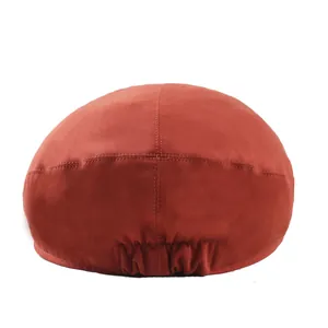 Vue arrière de la casquette gavroche rouge rouille vintage avec bande élastique réglable