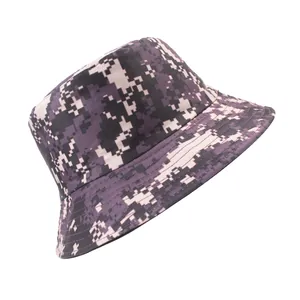 Détail du motif camouflage numérique sur un chapeau bob tactique violet et noir de plein air