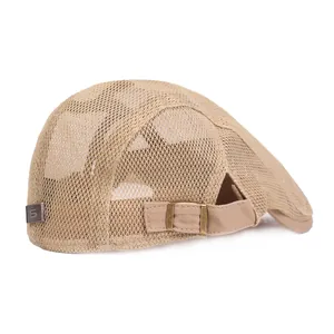 Détail de la casquette plate kaki avec tissu en maille et boucle métallique réglable