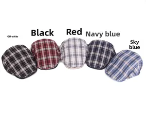Dettaglio di berretti a quadri in cinque colori tra cui nero, rosso e blu navy