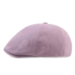 Detalle de la textura de tela en espiga lila en una gorra plana de estilo vintage