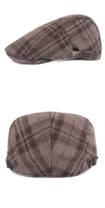 Détails de la texture à carreaux en laine marron et de la sangle de serrage en cuir