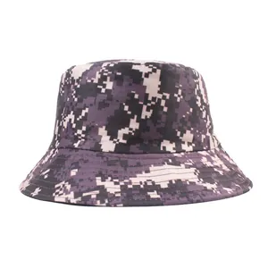 Détail macro du motif camouflage numérique et des coutures renforcées du chapeau bob