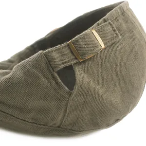 Béret vert olive en coton avec boucle en bronze réglable et texture en sergé de coton