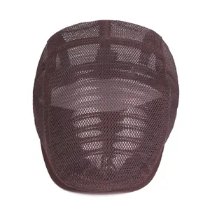 Détail du tissu en maille marron respirant montrant la structure aérée du béret d'été
