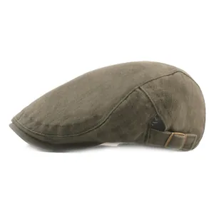 Détail d'une casquette vintage en coton olive avec boucle de réglage latérale en cuivre