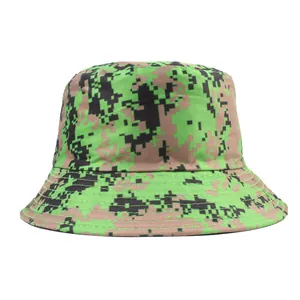Détail du chapeau bob camouflage numérique avec coutures de bord renforcées et motif pixel